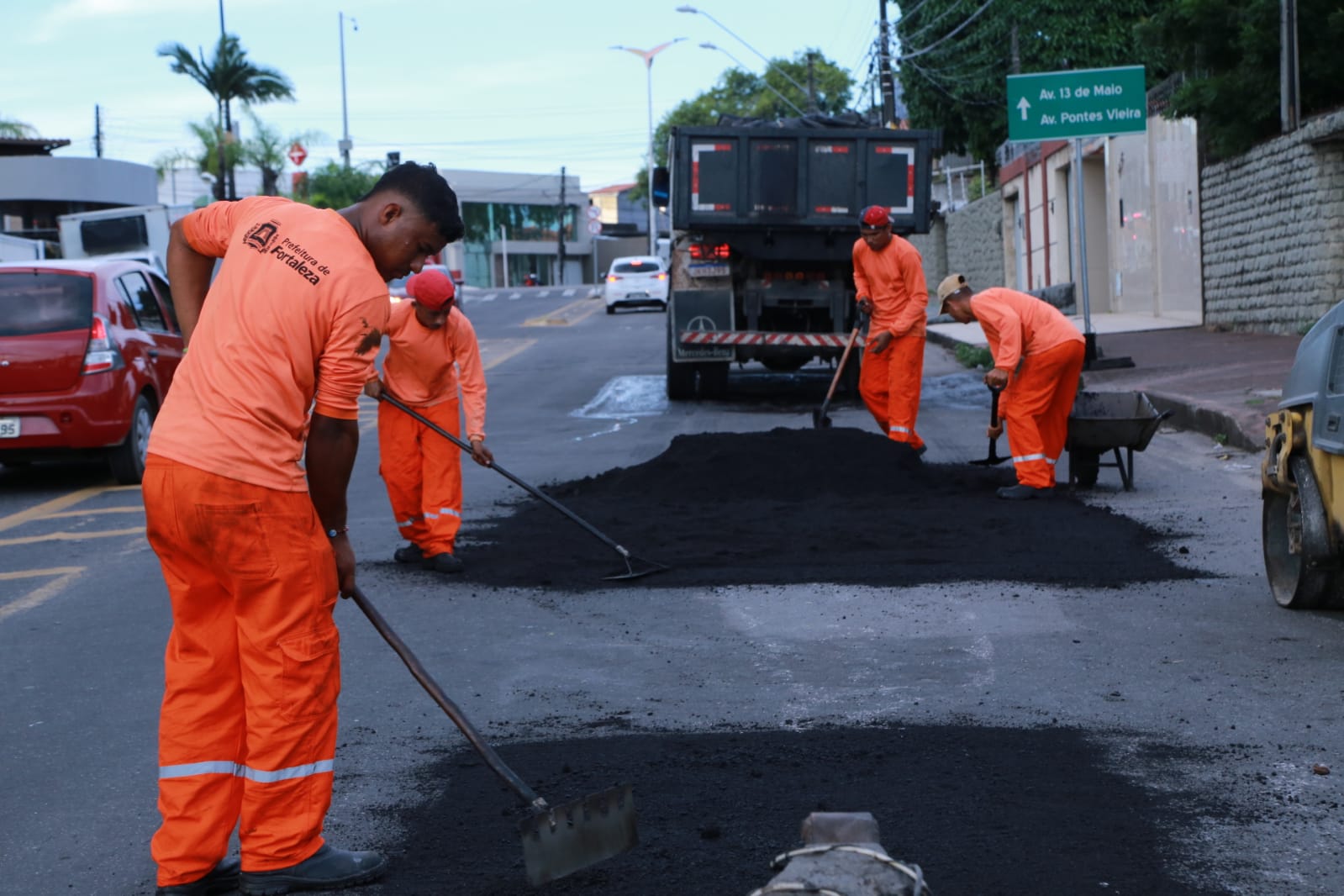 homens colocando asfalto na rua